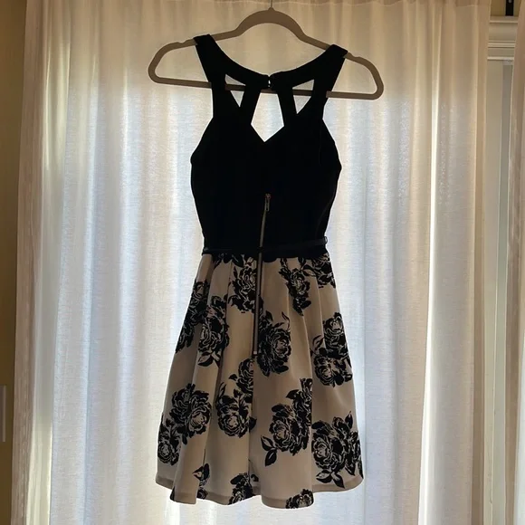 Beautiful dress for any occasion. - Picture 2 of 2